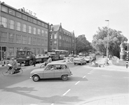 880868 Afbeelding van de verkeersdrukte op de Catharijnesingel ter hoogte van de Bartholomeïbrug (rechts) te Utrecht, ...